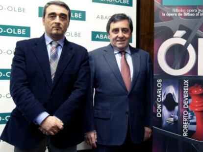 El director artístico de la ABAO, Cesidio Niño, y su presidente Juan Carlos Matellanes este lunes en Bilbao. 