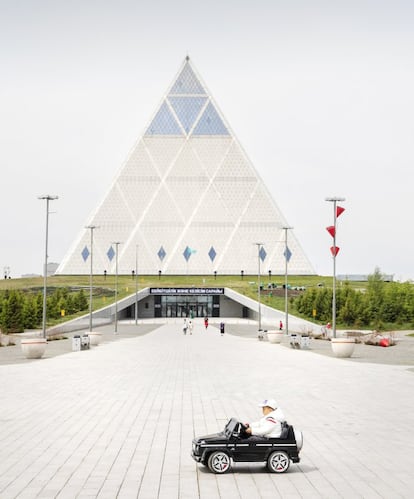 El Palacio de la Paz y la Reconciliación, proyectado por Norman Foster, se concibió para albergar el Congreso de Líderes del Mundo y las Religiones Tradicionales