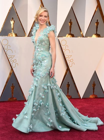 Es indiscutible el buen estilo del que hace gala Cate Blanchett sobre las alfombras rojas. Aunque recibió muchas críticas por el vestido rosa de Givenchy que lució en los Globos de Oro, la nominada a mejor actriz por su interpretación en ‘Carol’ lució una pieza de de Armani Privé. El vestido de color menta, con flores bordadas y cristales Swarovski, es una apuesta arriesgada para esta alfombra roja.

En el pasado ha confiado su estilo a John Galliano. El diseñador fue el responsable de su ‘look’ en 1999 y 2000. En ambas ocasiones el protagonismo del vestido se encontraba en la espalda descubierta. En 2005, Blanchett eligió un Valentino amarillo de un solo hombro, con el que recibió el Oscar a mejor actriz secundaria. En 2007, optó por un diseño metalizado de Giorgio Armani, catalogado como uno de los vestidos más caros en la historia de los Oscar con un valor de 200.000 dólares. Mientras que en 2011, lució un vestido de espalda cruzada de pedrería amarilla de la colección de Alta costura de Givenchy. En 2014, Armani Privé fue la firma escogida por la actriz. El vestido 'nude' con falda larga acampanada con bordes de miriñaque bordado con lentejuelas en relieve y cristales de oro de Swarovski, es otro presente en la lista de los más caros, su precio fue de 100.000 dólares. Y el año pasado volvió a las manos de Galliano, solo que ahora con la firma Maison Margiela.

La actriz australiana, de 46 años, ha estado siete veces nominada a un premio Oscar. Ha ganado dos: el primero en 2004 por su papel en la cinta ‘El aviador’ y el segundo en 2013, en la categoría a mejor actriz, por la cinta de Woody Allen ‘Blue Jasmine’.