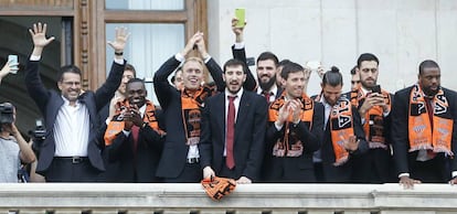 La plantilla del Valencia ofrece el título en el Ayuntamiento.