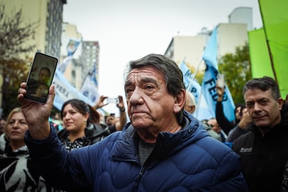 Un manifestante mantiene una videollamada durante las protestas.