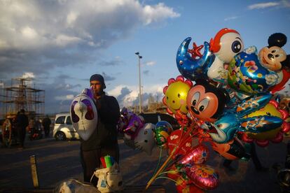 Un vendedor de globos palestino en la ciudad de Gaza.