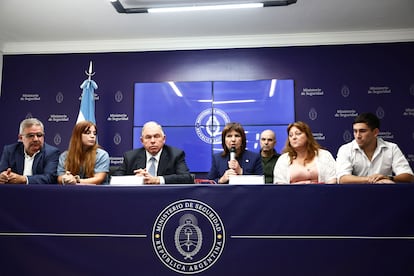 Gerardo Werthein y Patricia Bullrich (centro) en una conferencia de prensa con familiares de Nahuel Agustín Gallo, este viernes en Buenos Aires.