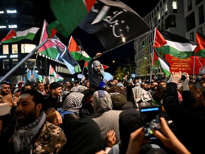 Manifestantes propalestinos y contrarios a la participación de Israel en Eurovisión, protestan en la plaza Hyllie, de Mälmo, mientras se celebra la final del festival.
