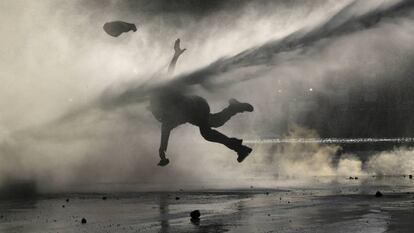 Un manifestante recibe el golpe de un chorro de agua durante una reciente manifestación en Santiago. / FERNANDO LLANO (AP)
