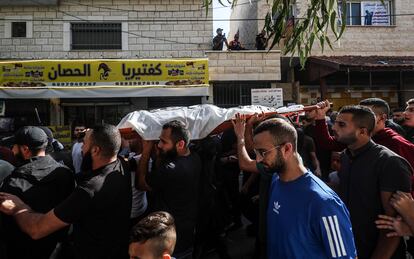 Un grupo de personas transportan uno de los cuerpos durante el funeral en Yenín. Según el Ministerio de Sanidad palestino, desde el 7 de octubre de 2023, más de 160 palestinos han muerto y más de 2.000 han resultado heridos en Cisjordania