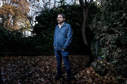 El médico Roi Piñeiro, en su casa en Moralzarzal (Madrid).