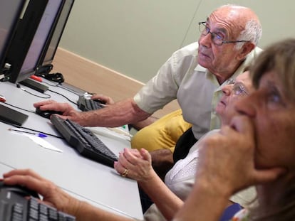 Una clase de informática para mayores en Madrid.