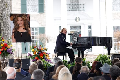 Acompañados de una gran fotografía de una sonriente Lisa Marie, varios cantantes han pasado por el escenario a modo de homenaje, entre ellos Axl Rose, que ha interpretado 'November Rain', uno de los himnos más celebrados de Guns n' Roses.