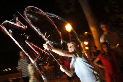 Los niños podían hacer burbujas de jabón con figuras de metal que previamente habían moldeado.