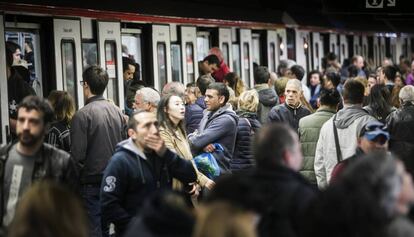 Aglomeraci&oacute; al metro un dia de vaga.