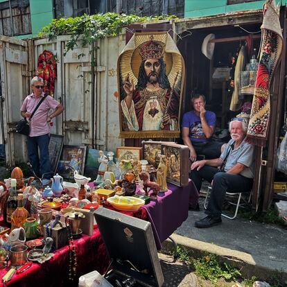 Algunos vendedores abren sus comercios en contenedores metálicos y pasan el domingo a la espera de compradores.