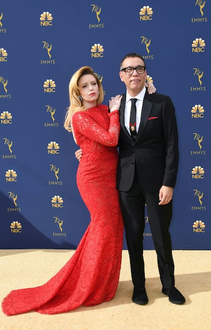 Natasha Lyonne y Fred Armisen posan juntos en la alfombra roja de los Emmy.