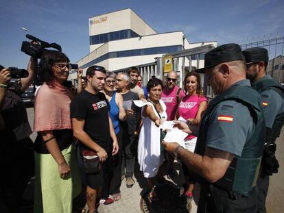 Guardias Civiles a las puertas de la imprenta registrada en Tarragona.