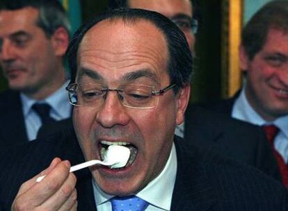 El ministro italiano de Agricultura, Paolo de Castro, come <i>mozzarella</i> para demostrar que no es peligrosa.