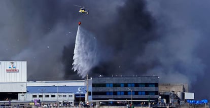 Imagen del incendio que afectó a parte de la fábrica que Jealsa tiene en Boiro.