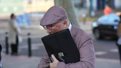 El comisario jubilado José Manuel Villarejo, en junio de 2017 a la entrada de los juzgados de la plaza de Castilla (Madrid).