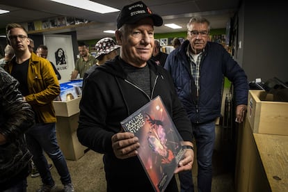 Seguidores de los Rolling Stones comprando el vinilo de 'Hackney Diamonds' ayer viernes, día que se puso a la venta, en Geesteren (Países Bajos). 