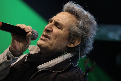 Miguel Ríos canta 'Santa Lucía' en un momento de los preparativos.