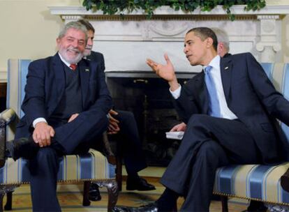Lula y Obama hablan amigablemente después de la reunión que han mantenido en la Casa Blanca