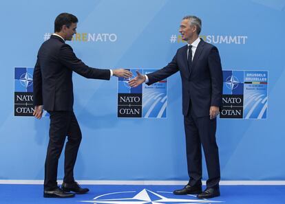 Pedro Sanchez saluda al secretario general de la OTAN, Jens Stoltenberg, a su llegada a la cumbre.