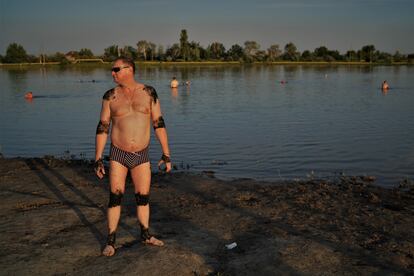 Este lago es un sitio tradicional al que acude la poblacin a darse ba?os de barro en las articulaciones. 