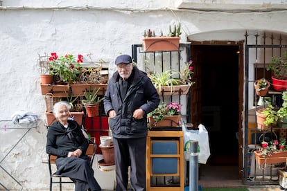 Mirta y Emilio. Viven su jubilación en unos bajos en el micromundo de casitas blancas y calles adoquinadas que rodean la plaza de Prim. Pagan apenas 150 euros. Son portugueses y se dedicaron a la venta ambulante para criar a 12 hijos. Tienen 58 nietos y 38 bisnietos.