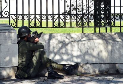 Según fuentes del Gobierno, la guardia de Seguridad de la Asamblea se dio cuenta de que los tres uniformados no portaban armas reglamentarias y, al pedirles que se detuvieran, se desató un tiroteo durante el que los presuntos asaltantes lograron huir hacia el citado museo, uno de los más importantes de Túnez.