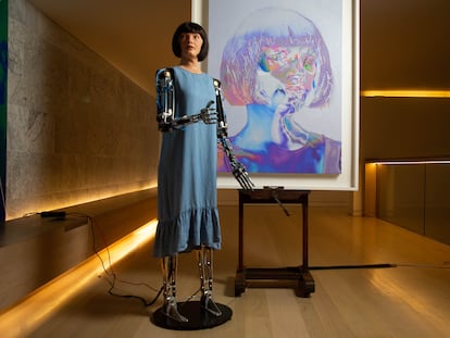 La artista robot Ai-Da en la apertura de su exposición en el Design Museum de Londres, el pasado 18 de mayo.