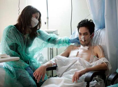 Ramiro Mora, junto a una amiga en el hospital.