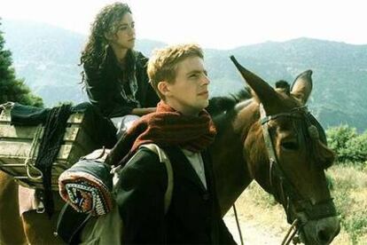 Una escena de <i>Al sur de Granada, </i>con Matthew Goode y Verónica Sánchez.