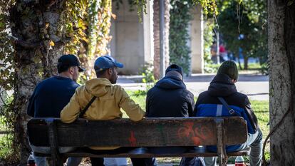 Jóvenes inmigrantes en el Jardín del Turia de Valencia.