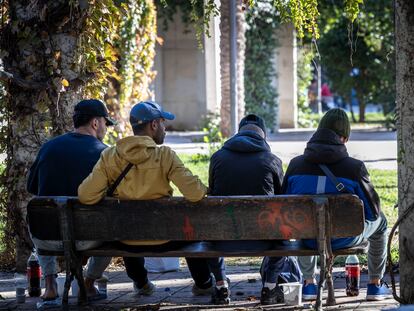 Jóvenes inmigrantes en el Jardín del Turia de Valencia.