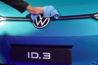 Un empleado limpia el logo de Volkswagen durante la presentación del eléctrico ID.3, en Zwickau, Alemania, el 4 de noviembre pasado.