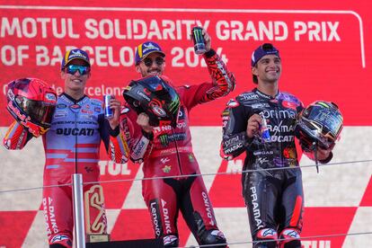 El español Jorge Martín (derecha) celebra su conquista del campeonato del Mundo junto a Marc Márquez (izquierda) y Francesco Bagnaia (centro), este domingo en el circuito de Montmeló.