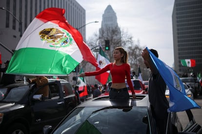 Un par de manifestantes ondean sus banderas en una protesta en Los ?ngeles, California, el pasado 3 de febrero. 