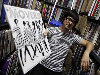 Íñigo Pastor, propietario del sello madrileño Munster, entre sus joyas de vinilo.