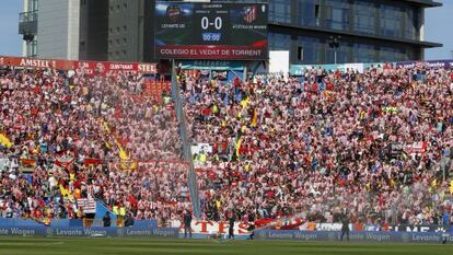 Aficionados del Atlético en el Ciutat de Levante.