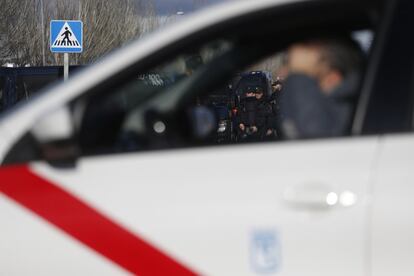 Un grupo de agentes controlan la entrada al recinto ferial Ifema bloqueado por taxistas.