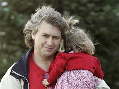 Agustín sostiene a su hija Laura cerca del hospital.