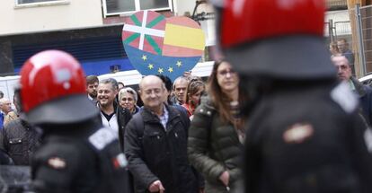 Al termino del mitin, la Ertzaintza ha establecido un pasillo para que los simpatizantes de Ciudadanos, así como los medios de comunicación.