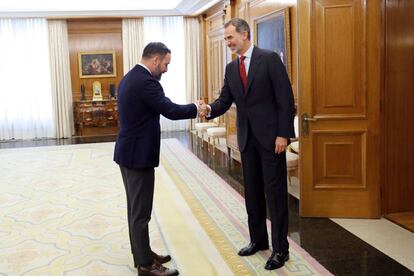 El rey Felipe VI saluda al diputado y presidente de Vox, Santiago Abascal.