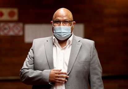 El exdirector de la Agencia de Seguridad del Estado Arthur Fraser en el Tribunal Superior de Pietermaritzburg, durante el juicio por fraude y corrupción contra el expresidente Jacob Zuma y la empresa Thales, en septiembre de 2021.