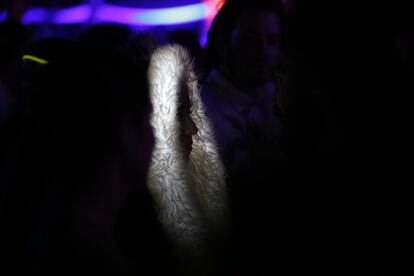 Una asistente del festival Bahidorá 2017 portando una chaqueta luminosa.