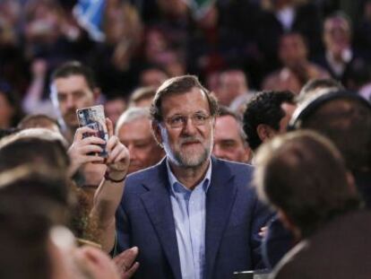 El presidente del Gobierno, Mariano Rajoy, a su llegada al acto del PP hoy en Sevilla.