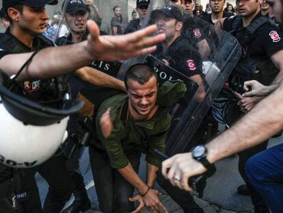 Polícia avança contra um defensor dos direitos LGBTI em Istambul.