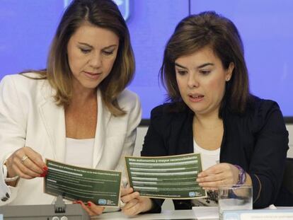 La vicepresidenta del Gobierno, Soraya Saénz de Santamaría, y la secretaria general del PP, María Dolores de Cospedal, hoy en Génova.
