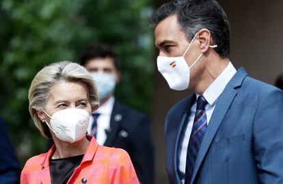 El presidente del Gobierno, Pedro Sánchez, junto a la presidenta de la Comisión Europea, Ursula von der Leyen, en una imagen de archivo.