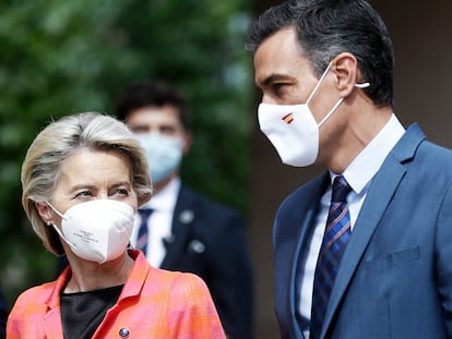 El presidente del Gobierno, Pedro Sánchez, junto a la presidenta de la Comisión Europea, Ursula von der Leyen, en una imagen de archivo.