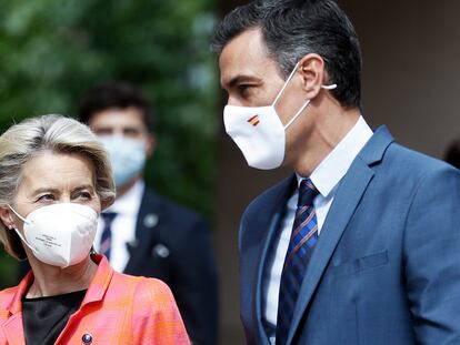 El presidente del Gobierno, Pedro Sánchez, conversa con la presidenta de la Comisión Europea, Ursula von der Leyen, este miércoles en la sede de Red Eléctrica Española en Madrid.